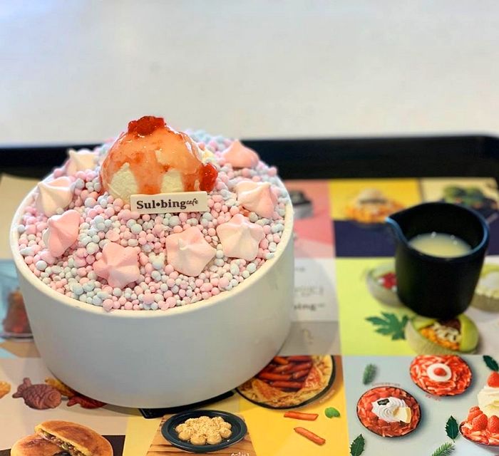 입에서 데굴데굴 구르는 구슬아이스크림 잔뜩 얹어진 설빙 신상 빙수 ‘스윗캔디 구슬설빙’ 실사