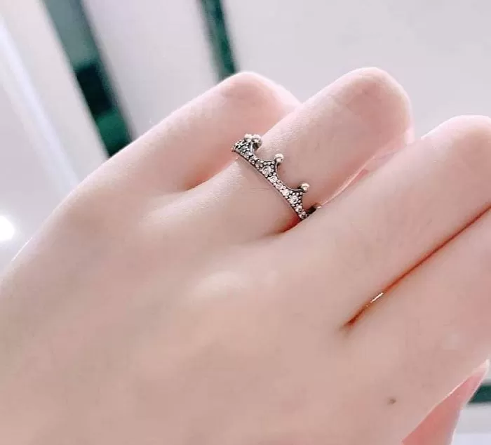 영롱한 보석이 ‘시선 강탈’해 손가락 가늘어 보이게 해주는 ‘판도라’ 왕관 반지