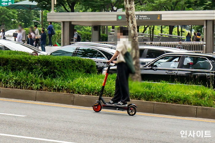 “목숨 걸고 타야 한다”...전동킥보드 업계가 알려주지 않는 소름끼치는 비밀