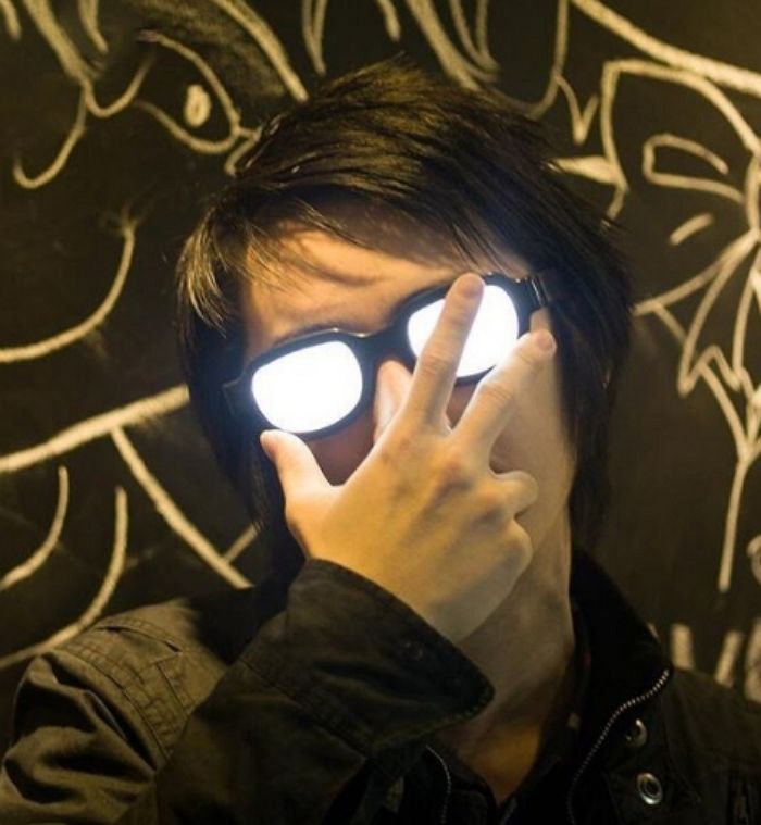 가운데 터치하면 LED 조명 반짝반짝 빛나는 싱크로율 200% ‘코난 안경’