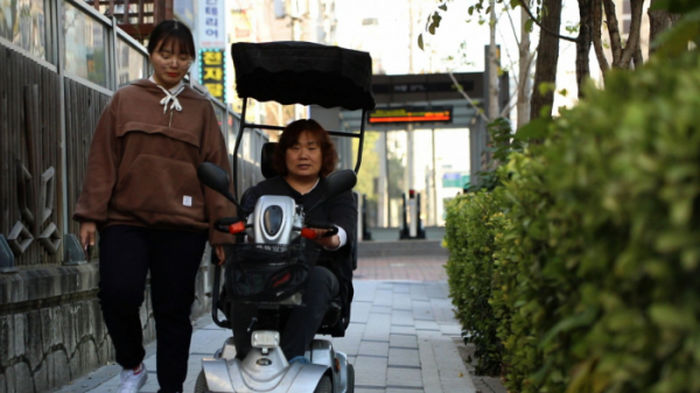 다리 불편한 엄마 대신 생계 책임져야 해 초등학교 때부터 ‘우유 배달’한 소녀