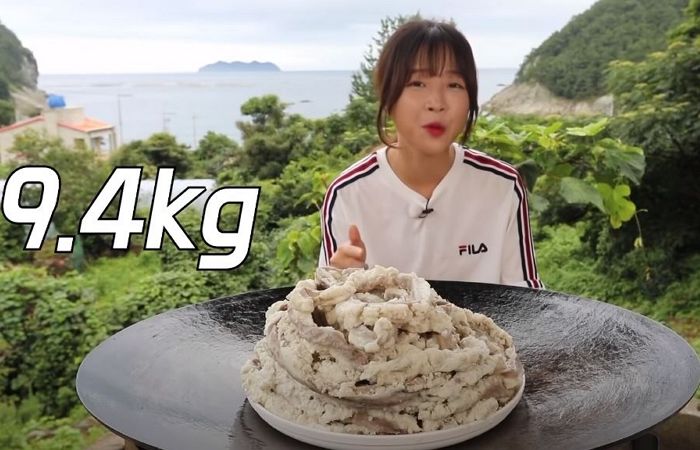 업로드 하루만에 조회수 220만 돌파한 쯔양의 욕지도 ‘9.4kg’ 곱창 먹방 영상