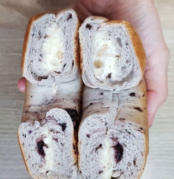 꾸덕+상큼해 덕후들이 쟁여놓고 먹는다는 파바 ‘블루베리 크림치즈 베이글’