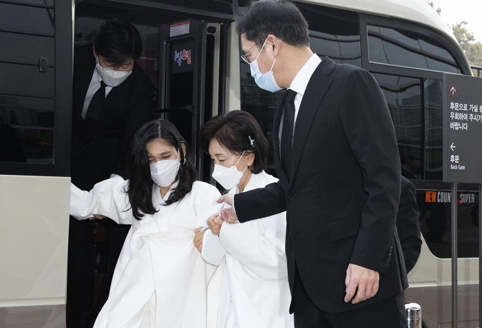 아버지 잃은 슬픔 너무 커 간신히 부축받으며 발인식 참석하는 큰딸 이부진