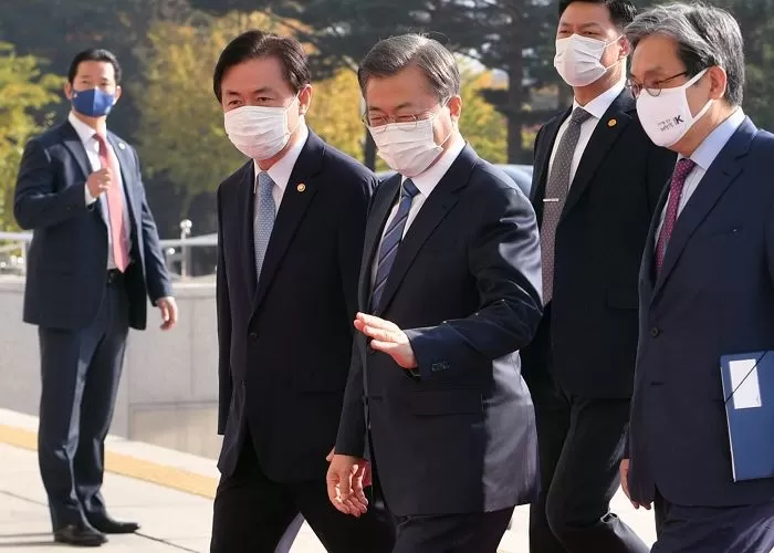 문 대통령이 1인 시위 류호정 의원에 박수쳤다는 ‘칭찬 사진’의 황당한 진실