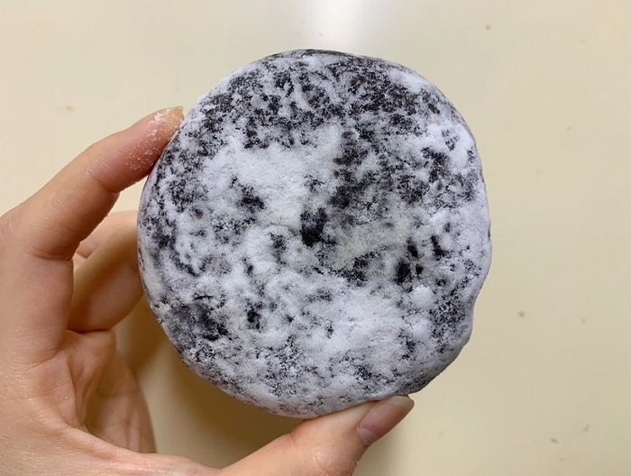 ‘와앙’ 베어 물면 입안에 고소한 ‘흑임자 크림’ 꽉 차는 던킨 신상 도넛