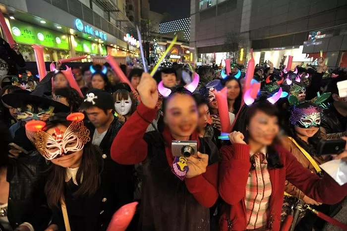 “우린 코로나 끝났다”며 마스크도 안 쓰고 할로윈 축제 즐기는 중국 우한 시민들 (사진)