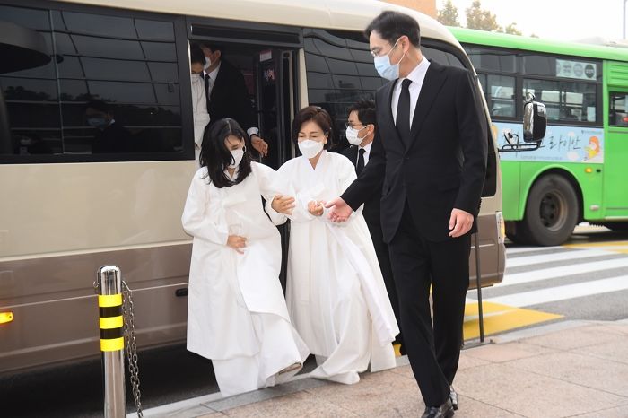 삼성가 유족들이 故이건희 장례식서 검은상복 대신 ‘흰 상복’ 입은 이유