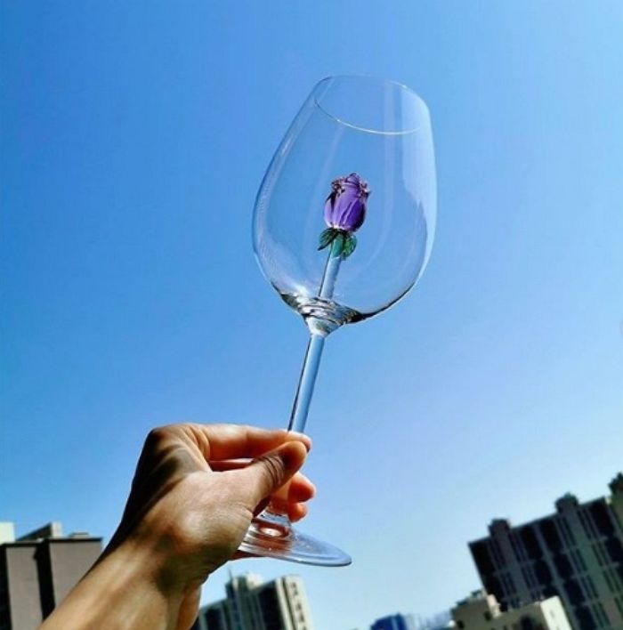 반짝+영롱해 와인 따라 마시면 분위기 장난 아니라는 ‘장미 유리잔’