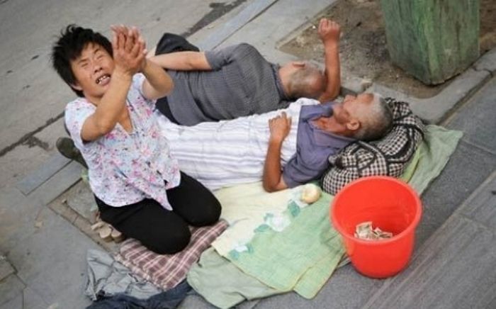 길에서 구걸하는 ‘거지 가족’을 일주일 동안 따라다닌 사진작가 공개한 사진 7장