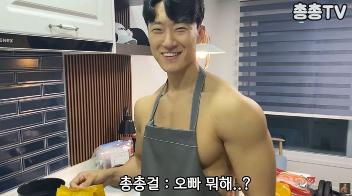 헬창 남친이 맨몸에 앞치마만 두르고 요리해주자 여친이 보인 반응