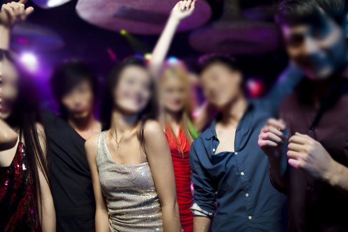 “‘원나잇’ 한 여자가 거울에 빨간 립스틱으로 ‘AIDS’라고 써놓고 사라졌습니다”