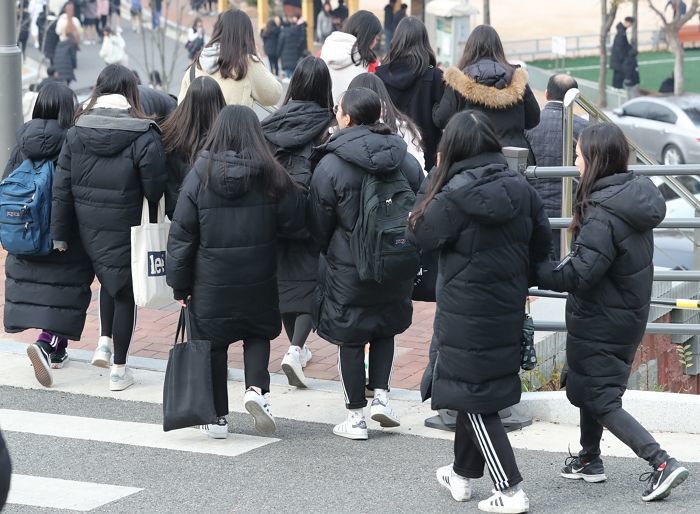 추워진 요즘 ‘롱패딩’ 입고 다니면 10대들 사이에서 ‘패딩 거지’라 놀림당한다