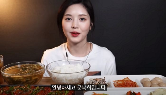 ‘먹뱉+뒷광고’ 논란 이후 2개월 만에 제육볶음 먹방으로 돌아온 문복희 (영상)