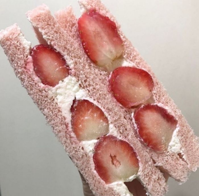 상큼 달콤한 과즙 팡팡 터지는 ‘딸기 샌드위치’가 다시 돌아왔다