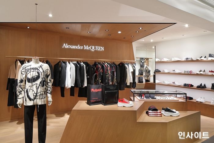 알렉산더 맥퀸, 갤러리아 백화점 EAST 남성 부티크 첫 오픈