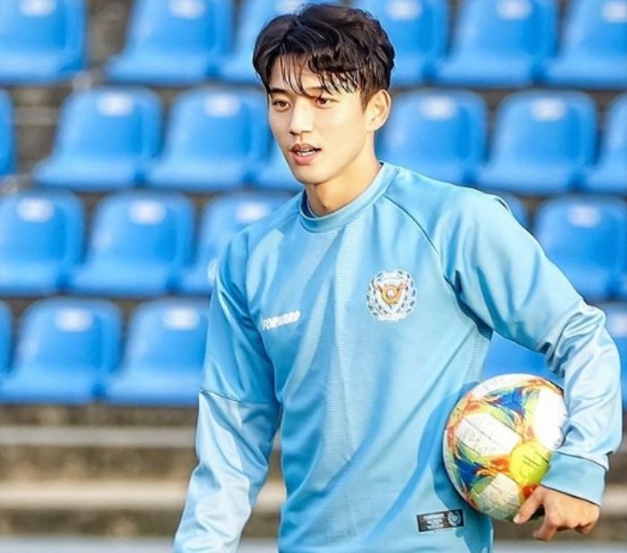 필드에서 빛나는 ‘아이돌 미모’로 누나 팬들 쓸어모으고 있는 축구선수 4명
