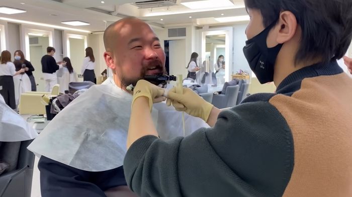 수염에 히피펌 하고 산타클로스(?)로 변신한 ‘가짜사나이’ 야전삽 짱재 (영상)