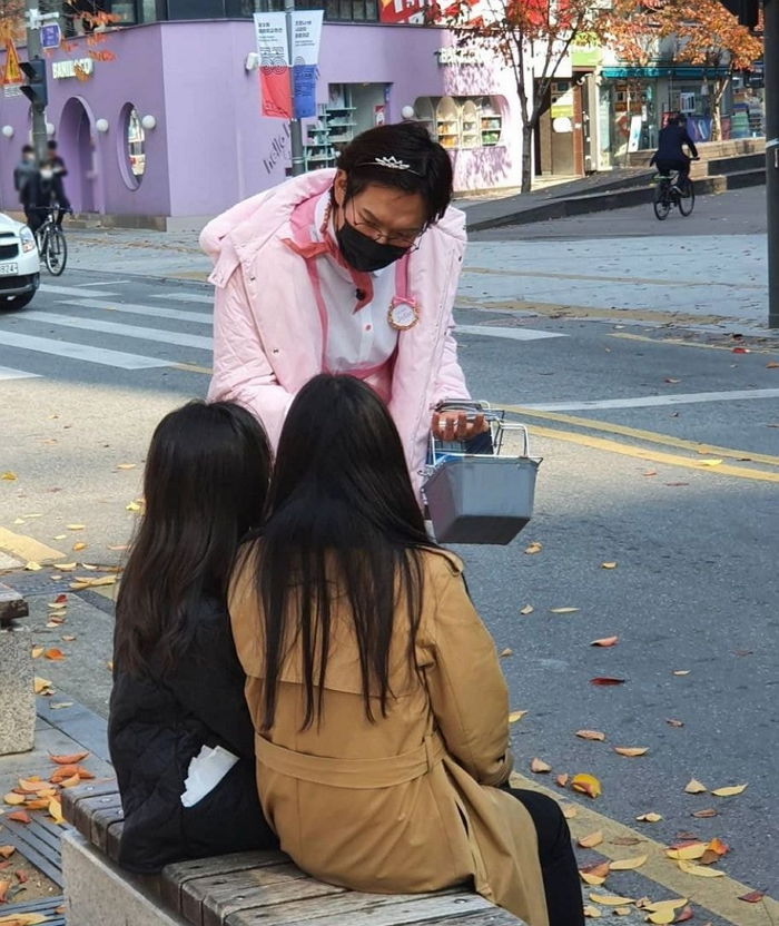 오늘자 ‘에뛰드 공주’로 변신해 신촌 휘젓고 다닌 장성규