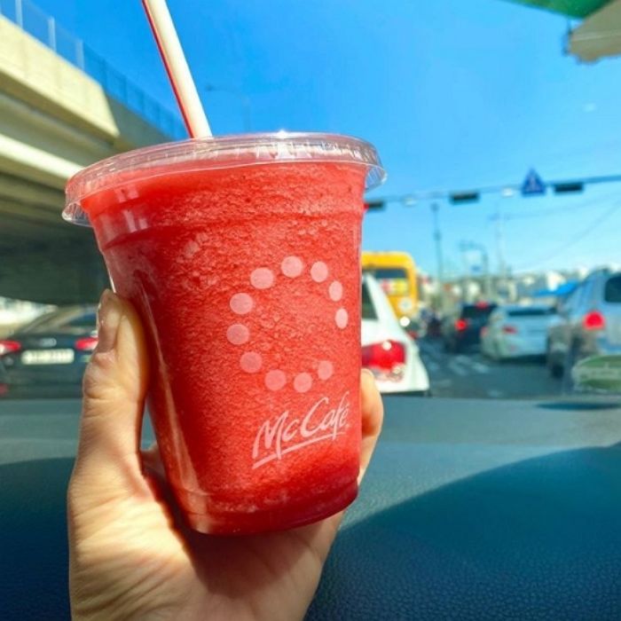 새콤달콤한 과즙 팡팡 터지는 맥도날드 ‘딸기 칠러’가 돌아왔다