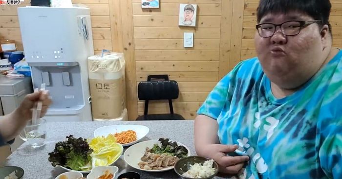 생방송 도중 보쌈 먹방 하다가 음식이 기도 막아서 ‘기절’한 BJ 빅현배 (영상)