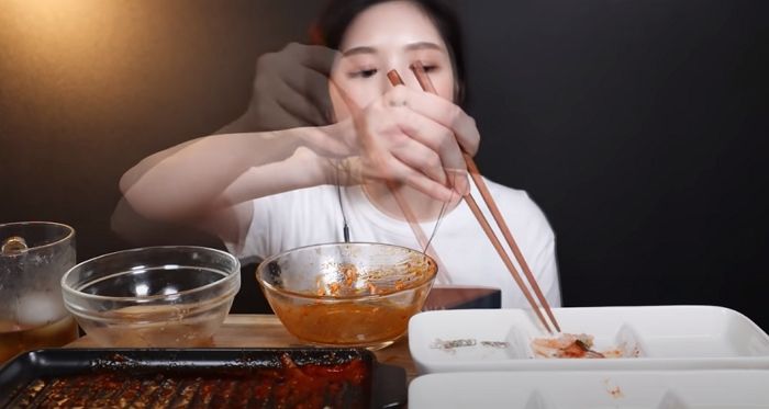 “또 먹뱉?”...새로 올라온 문복희 영상 편집점에서 누리꾼들이 발견한 ‘멸치 귀신’의 정체