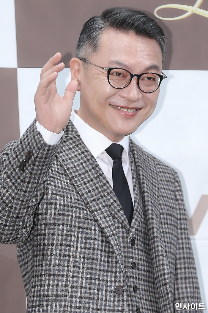 배우 김의성이 28일 오후 서울 강남구 임피리얼펠리스에서 열린 tvN 토일드라마 ‘알함브라 궁전의 추억’ 제작발표회에 참석해 포즈를 취하고 있다. / 사진=인사이트