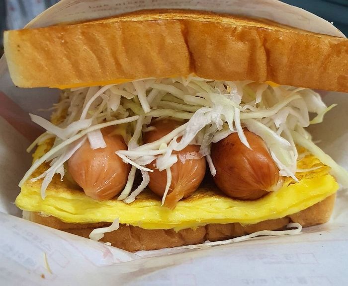 한 입 먹으면 입에서 소시지 육즙 팡 터지는 이삭 신상 ‘트리플소시지 토스트’