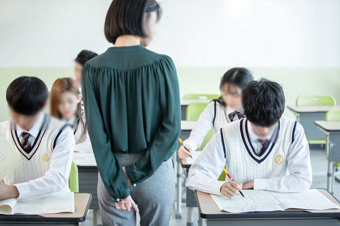 ‘양성평등’ 교육 중 “편향됐다”는 남학생들 반발에 종이 찢어버리고 나간 여교사