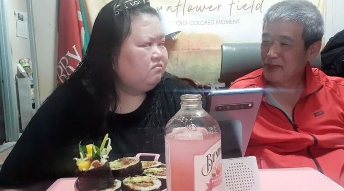 185kg 초고도 비만 아내 여전히 사랑스럽게 바라보는 사랑꾼 남편 (영상)