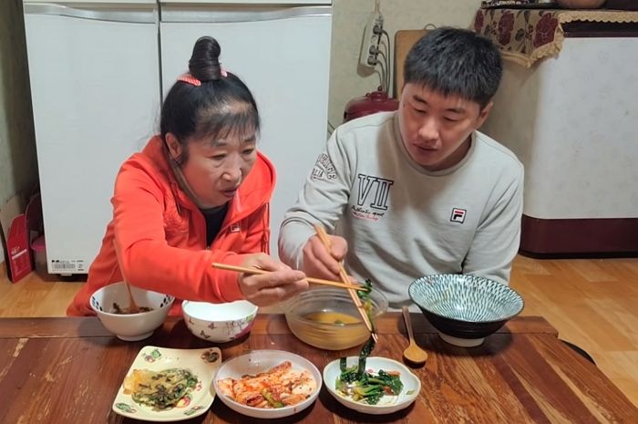 젓가락질 못하는 연상 아내 위해 나물 집어주는 남편 본 여성들의 반응