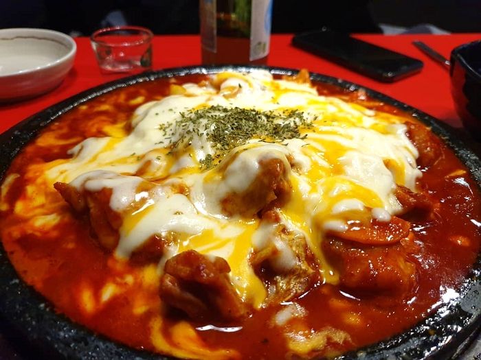 매콤한 닭갈비 위에 치즈 때려넣어 맥주와 찰떡궁합이라 소문난 투다리 ‘태양초 치즈 닭갈비’