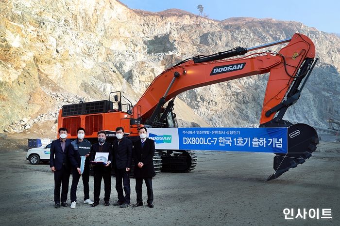 두산인프라코어, 플래그십 굴착기 ‘DX800LC’ 국내 1호기 판매