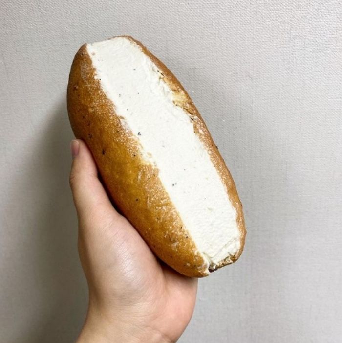 ‘얼그레이 토핑’ 솔솔 뿌려진 생크림이 터질 듯 들어간 뚜레쥬르 신상 빵