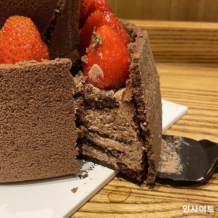 ‘생딸기+초코’ 이층탑 쌓아 더 달달해진 투썸 신상 케이크 ‘스트로베리 페스티벌’