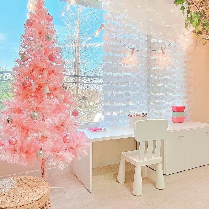 크리스마스 때 자취방에 설치하면 공주님 된 기분 뿜뿜할 수 있는 딸기우윳빛 ‘핑크 트리’