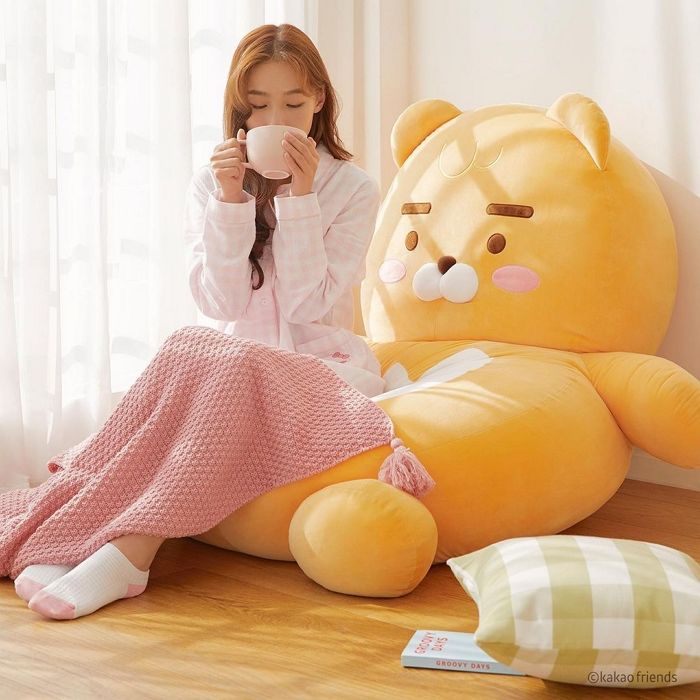 끌어안기만 해도 체감 온도 5도 올려주는 카카오 신상 ‘초대형 리틀라이언 쿠션’