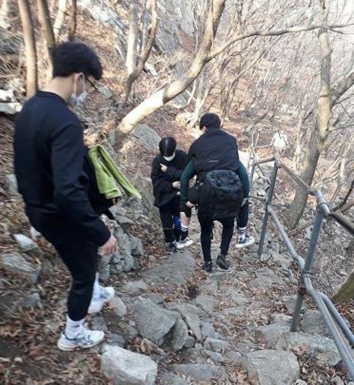 계룡산 정상서 발목 다친 남성 업고 1시간 걸어 내려온 20대 소방관
