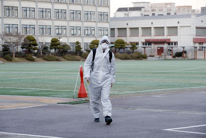 코로나 사태 이후 ‘방역복’ 입고 시험 보는 연습해 수능까지 대박친 재수생