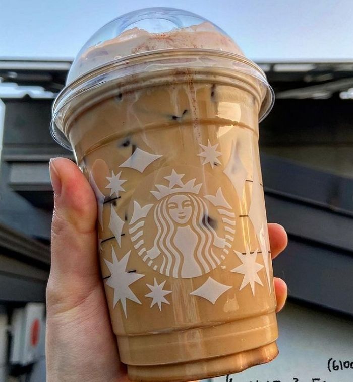 돌체라떼 위에 달콤 쌉쌀한 ‘시나몬 가루’ 솔솔 뿌려진 스타벅스 신상