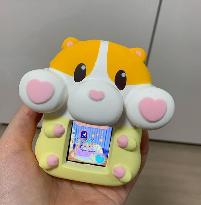 아기 햄스터 키우는 재미가 쏠쏠한 ‘다마고치’ 상위 버전 ‘말랑펫모찌’