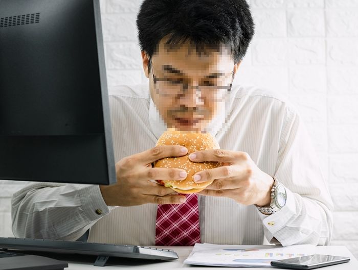 “남친 너무 못생겨 헤어지려는데, 매달 용돈 200만원을 준다고 합니다”