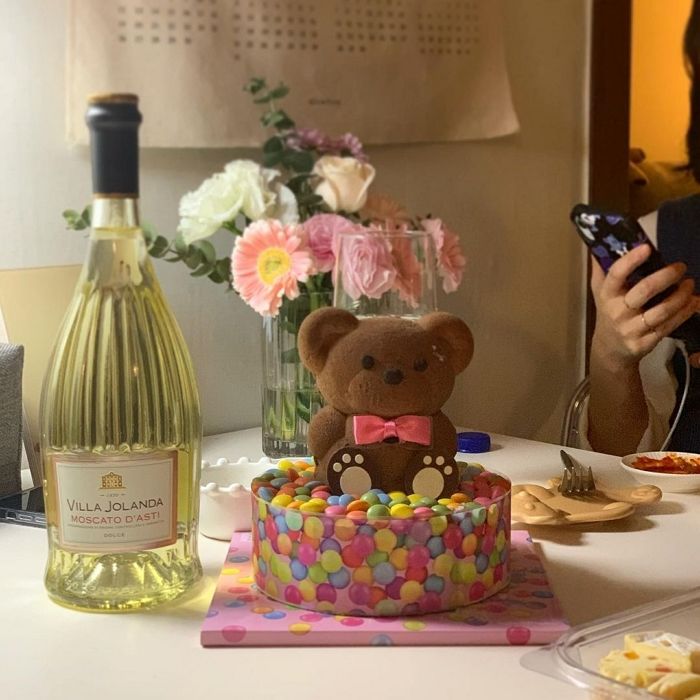 대왕 초코 곰돌이 올라간 ‘꾸덕 달달’ 배라 신상 ‘다정한 초코 베어’ 케이크