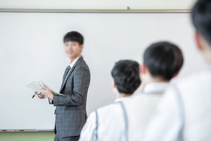 “초등학교 때 우리집이 가난하단 걸 알려준 선생님을 다시 만나고 싶어요”