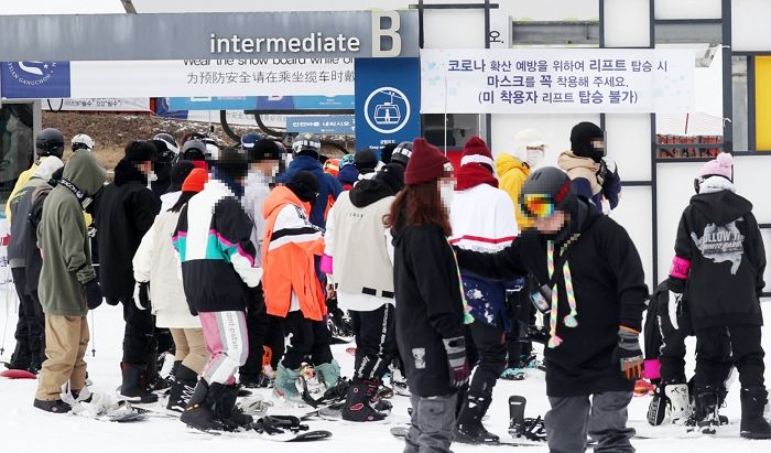 리프트 앞 ‘다닥다닥’ 사람 몰린 스키장, 밤 9시 이후 영업금지