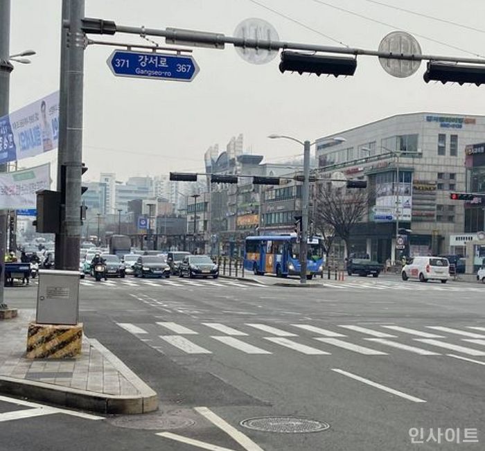 발산역 앞 트럭 사고로 도로에 ‘귤’이 쏟아지자 5분 만에 싹 치우고 사라진 시민들