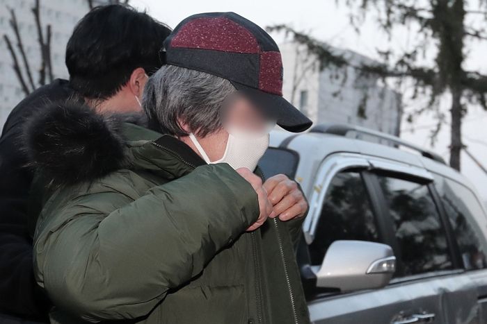 한 손에 ‘귤’ 들고 안산 보호관찰소 도착한 ‘백발’의 조두순