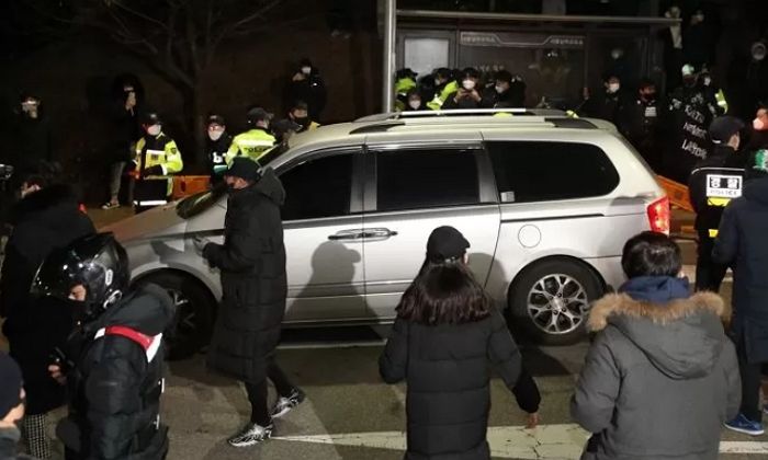 격분한 시위대로부터 조두순 보호하려고 연막+차량 동원해 경호작전 펼친 경찰들