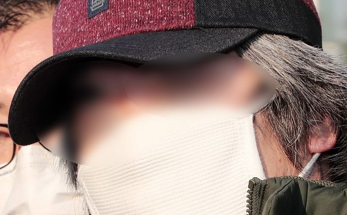 뒷짐 지고 고개 숙인 조두순 “천인공노할 잘못 저질러…반성하겠다”