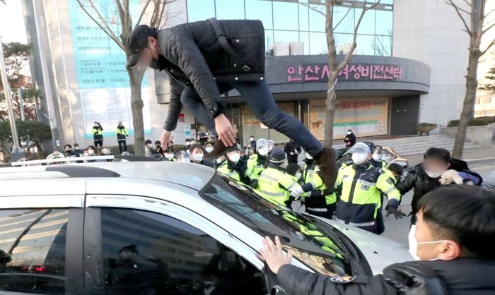 잠깐 멈춰 선 호송차 지붕 위로 올라가 조두순 향해 ‘발길질’한 시민